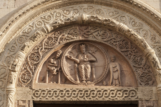 Tympanon ob Portal der Kirche "San Rufino" in Assisi, Umbrien, Italien