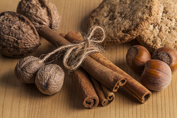 Cinnamon sticks and cinnamon powder in wooden scoop