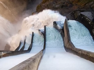 Fototapete Damm Staudamm Contra Verzasca, spektakuläre Wasserfälle