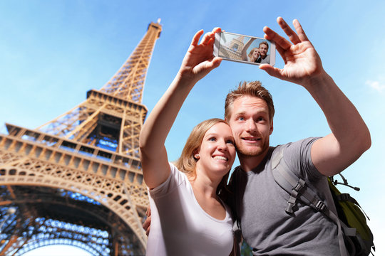 happy couple selfie in Paris