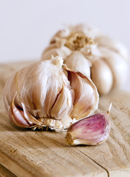 Two garlic bulbs and clove