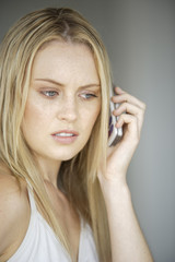 Fototapeta premium Junge Frau mit Mobiltelefon