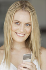 Junge Frau mit Mobiltelefon
