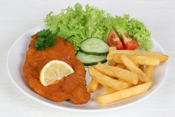 Wiener Schnitzel Gericht mit Pommes, Salat und Zitrone