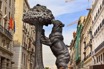 Naklejka premium Bear and Mulberry Tree Statue Madrid Symbol