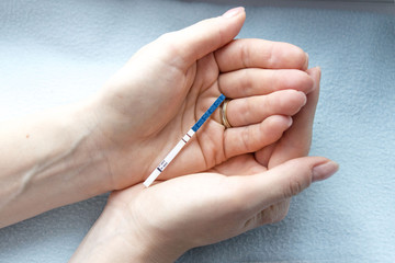 Тест на беременность в руках девушки