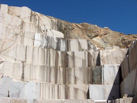 Cava di granito a cielo aperto, fronte di scavo