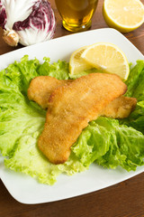 Piatto di filetti di merluzzo panato e fritto