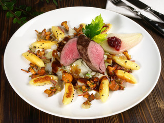 Rehrücken mit Schupfnudeln und Pfifferlinge
