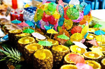 Fototapeta na wymiar ananas e ombrelli
