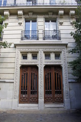 Fototapeta na wymiar Porte d'immeuble ancien du quartier de Passy à Paris