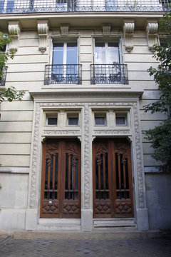 Porte d'immeuble ancien du quartier de Passy à Paris