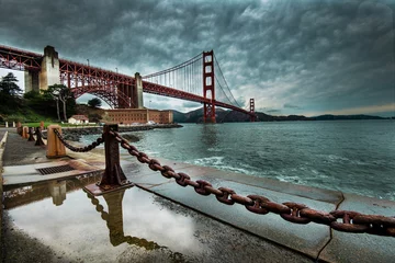 Photo sur Plexiglas Pont du Golden Gate Golden Gate Bridge after raining