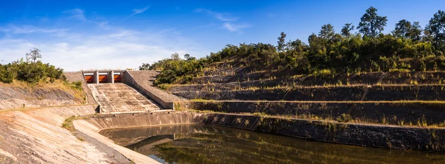 Photo sur Plexiglas Barrage Spillway of a hydro electric dam in Kiw Ko Ma Mountains of Lampa