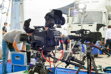Broadcasting and recording with digital camera 