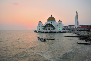 Fototapeta na wymiar Strait mosque during sunset