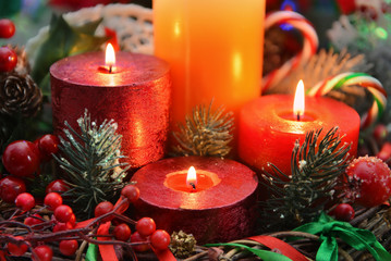 Obraz na płótnie Canvas Christmas candles with traditional decorations, close up