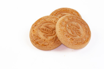 Gateaux secs italiens en tas sur fond blanc