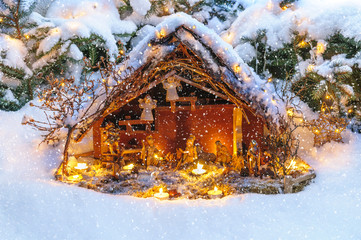 weihnachtliche Krippe im Schneefall