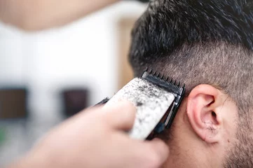 Crédence de cuisine en verre imprimé Salon de coiffure coiffure et coupe de cheveux pour hommes avec tondeuse à cheveux dans un barbier
