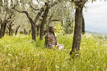 Bronzefigur des Franz von Assisi bei San Damiano in Assisi, Umbrien, Italien