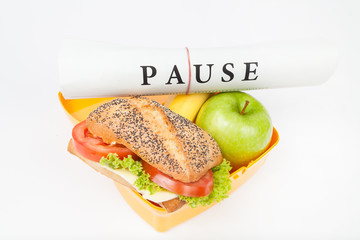 pause mit brötchen und obst