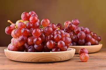 Winogrona na drewnianym talerzu
