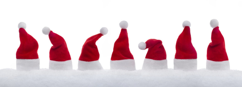 7 Weihnachtsm&uuml;tzen im Schnee