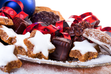 Weihnachtsgebäck auf Silberteller