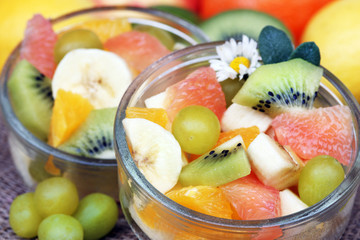 Schälchen mit Obstsalat, Fruchtsalat