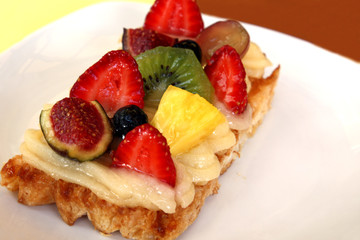 close-up tempting delicious cake with fruits