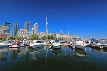 Fototapeta na wymiar Toronto waterfront in the summer