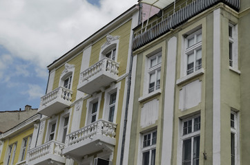 Obraz premium Fragment of old renovated building in centre of Plovdiv
