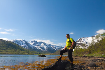 Fototapeta premium Sportsman near mountain lake