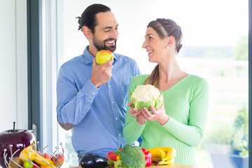 Paar ernährt sich Gesund mit Obst und Gemüse