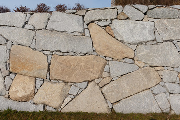 neue Steinmauer aus Granitblöcken