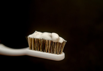 Fototapeta na wymiar 練り歯磨きをつけた歯ブラシ