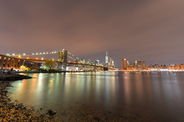 Obraz premium Brooklyn Bridge Park at night