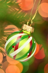 wiszące bombki na tle bokeh © Darios