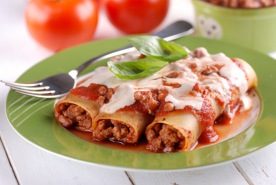 cannelloni al rag&ugrave; di carne - tradizionale ricetta italiana