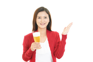 ビールを飲む笑顔の女性