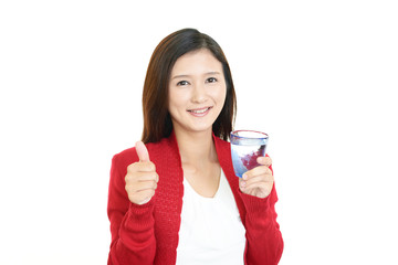 水を飲む笑顔の女性