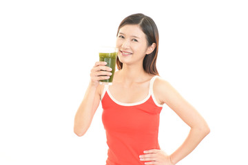 野菜ジュースを飲む女性