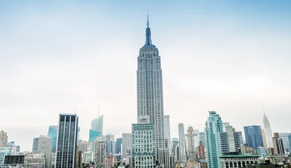 Fotobehang Empire State Building Geweldig uitzicht op de skyline van Manhattan. Stadswolkenkrabbers op bewolkt