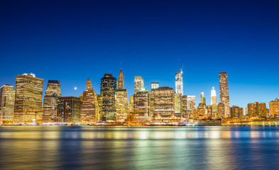 Naklejka premium Stunning Manhattan lights at dusk. Reflections on East River - N