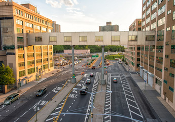 Obraz premium NEW YORK - JUNE 14, 2013: City street traffic on a beautiful day