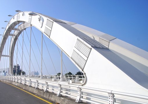 Fototapeta The arch of a modern suspension bridge
