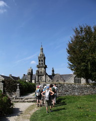 Fototapeta premium Touristes arrivant à la chapelle