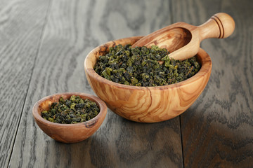 oolong green tea in olive bowl