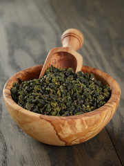 oolong green tea in olive bowl
